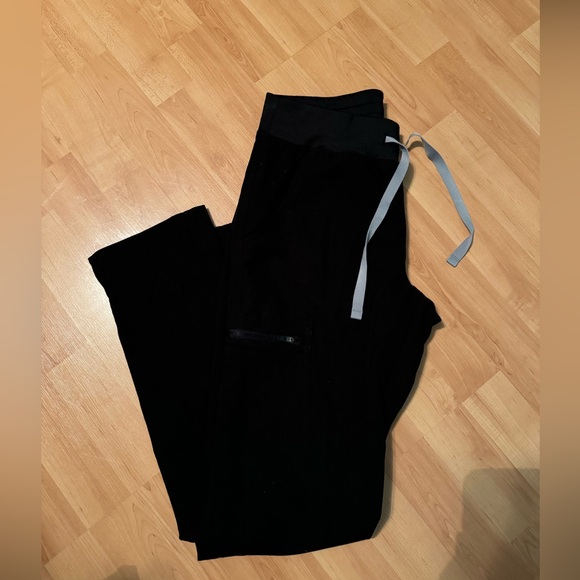Figs Scrub Pants 

Size:XS Yola skinny scrub pant

Worn three times - Picture 2 of 3